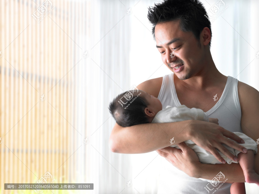 微笑着抱着宝宝的父亲