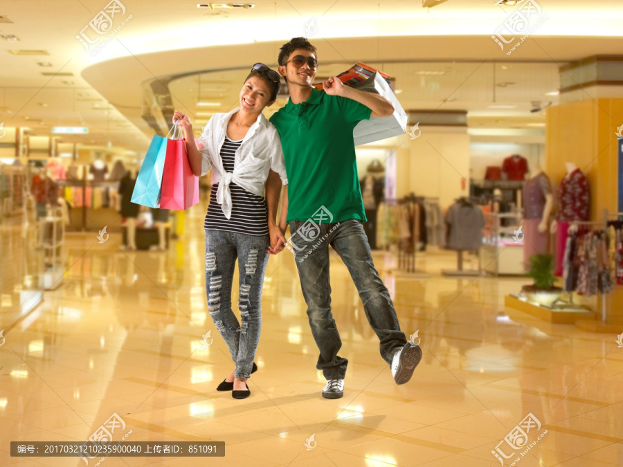 微笑着在商场购物的男女