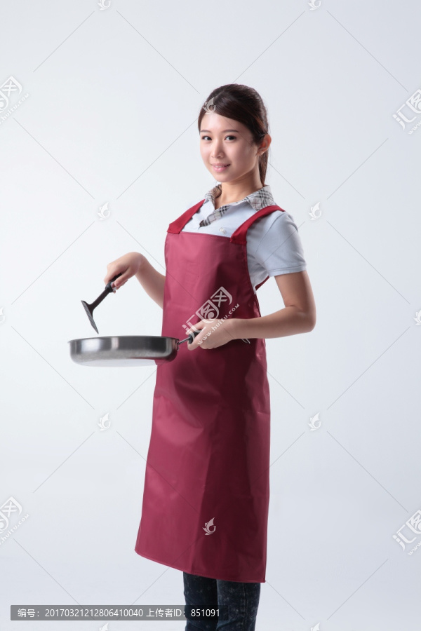 在做菜的年轻女人