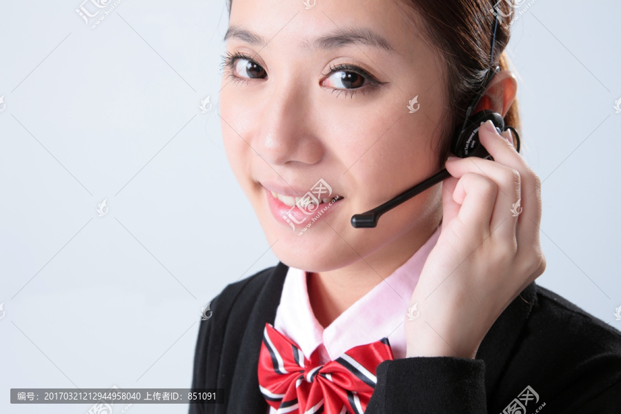戴着耳机的客服人员