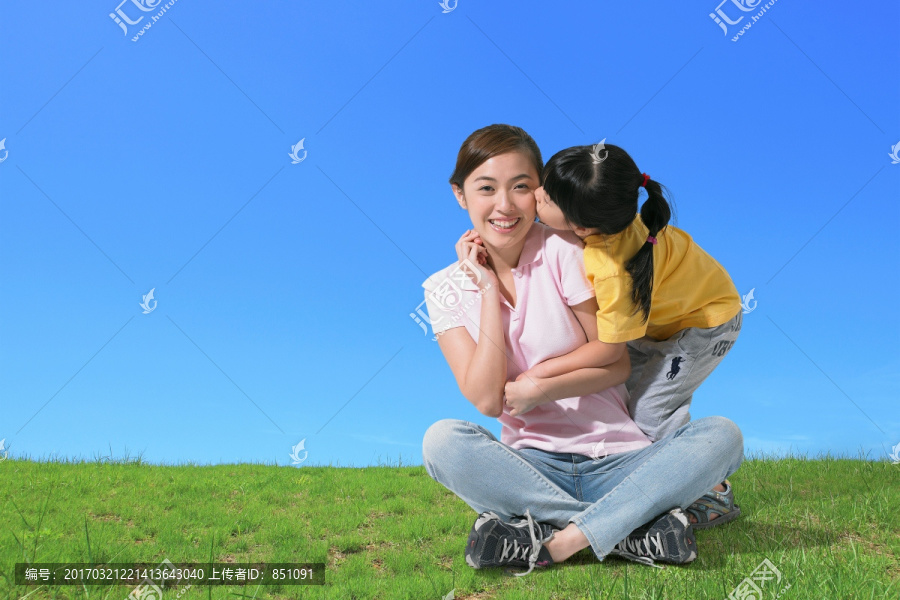 在公园里亲吻母亲的女儿