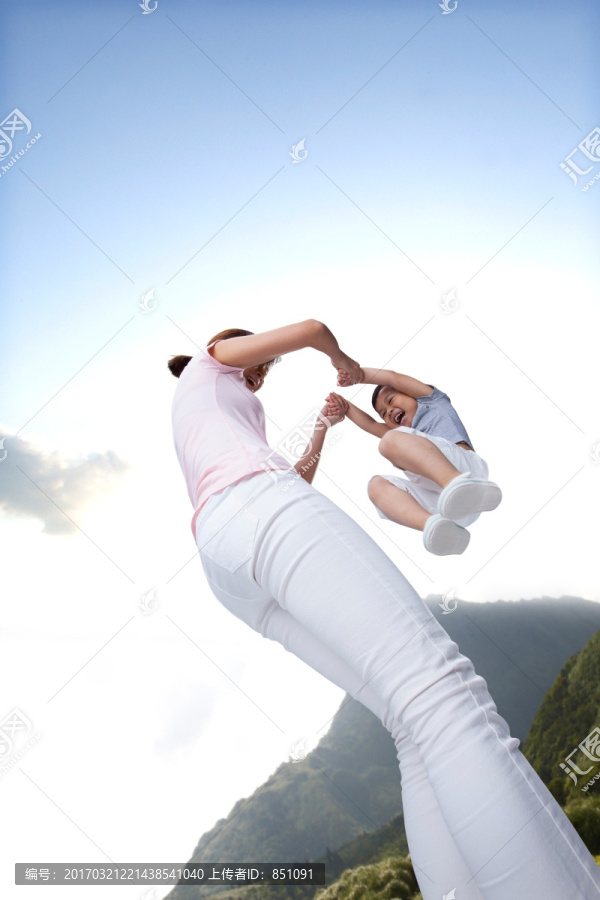 在和女儿玩耍的母亲