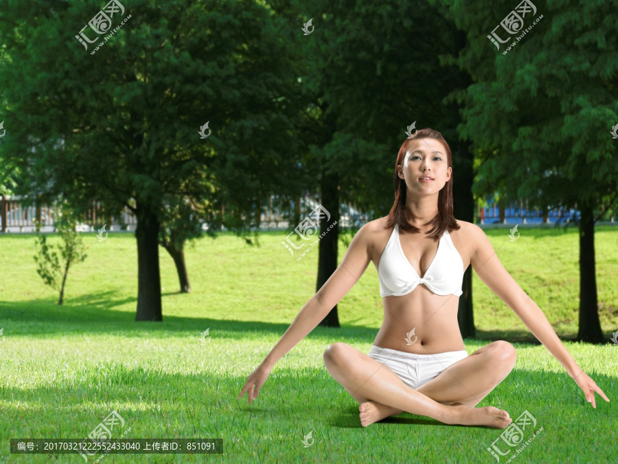 在户外做瑜伽的年轻女人