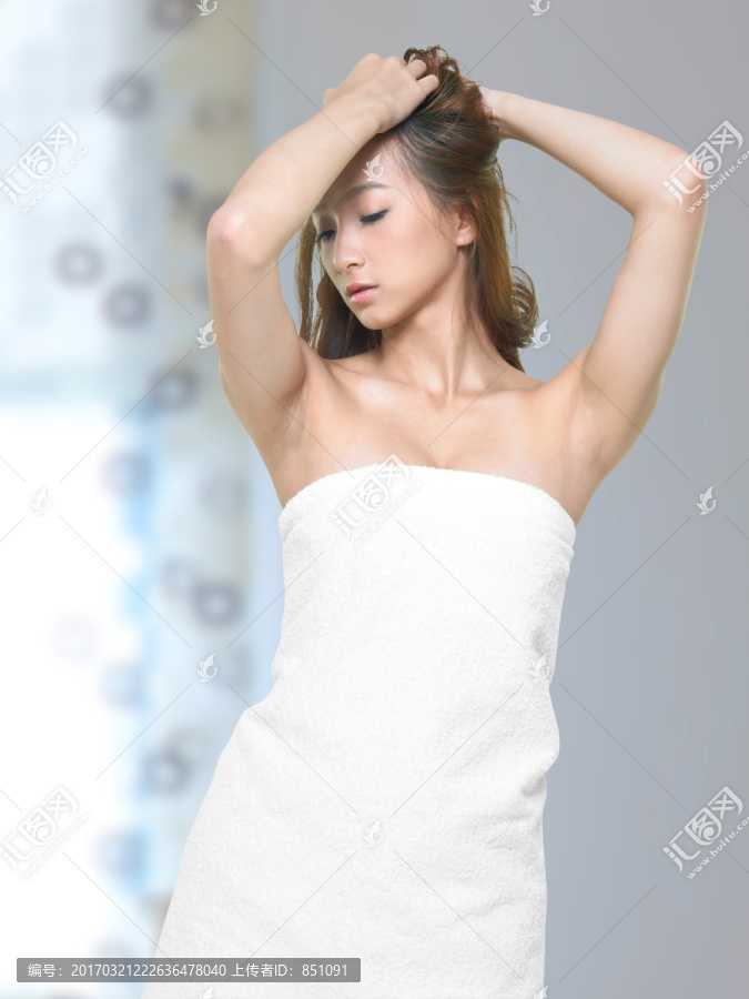 披着浴巾的女人