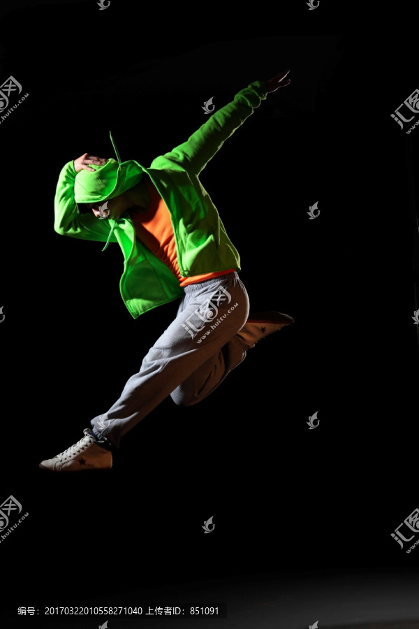 在跳嘻哈舞的男人