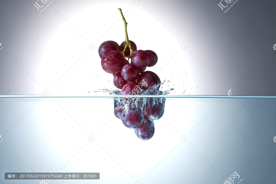 水中的葡萄