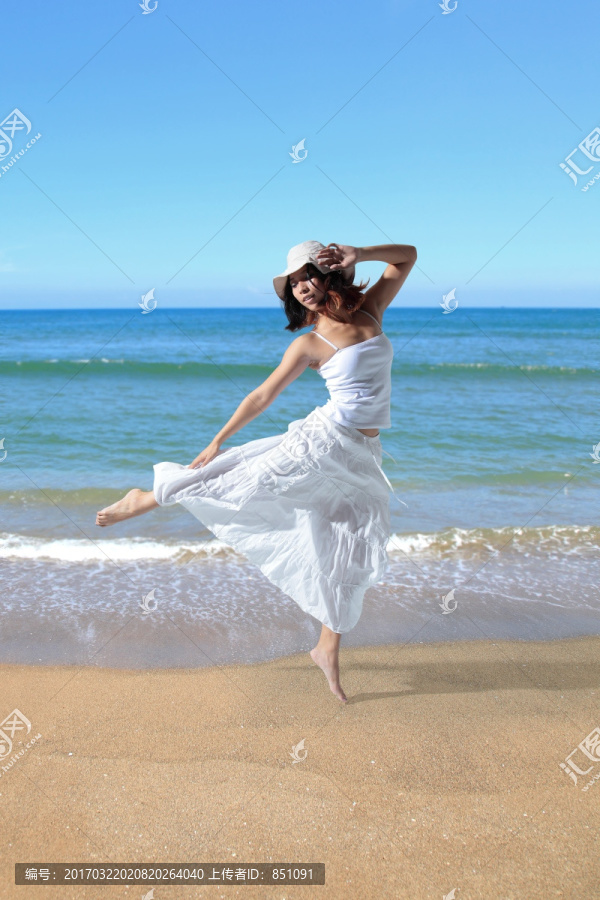 在沙滩上跳舞的女人