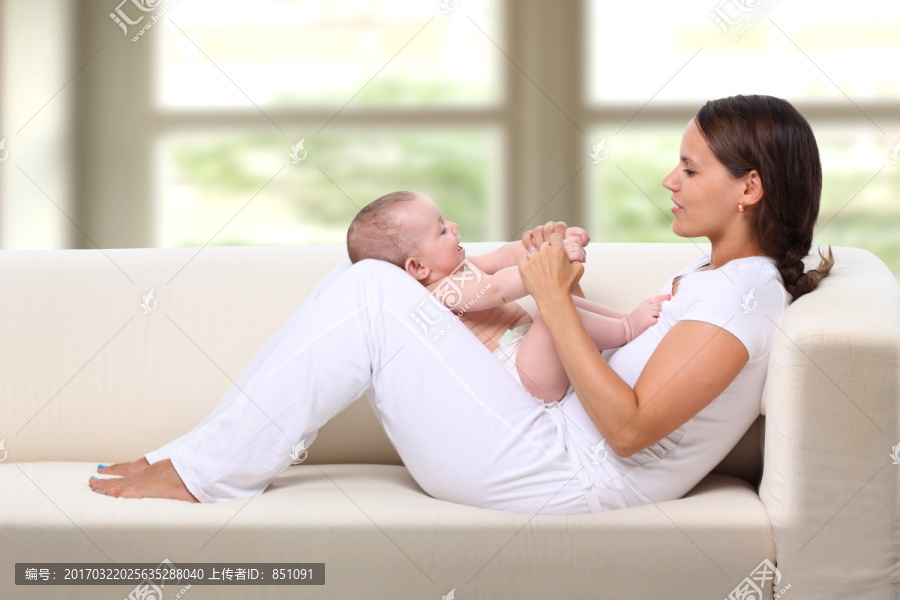 坐在母亲身上的婴儿