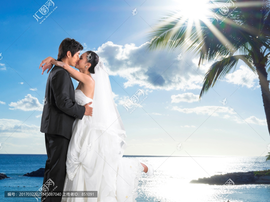 在海边拥抱的新郎新娘