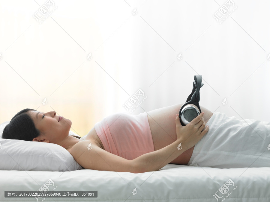 给未出世的宝宝听音乐的孕妇