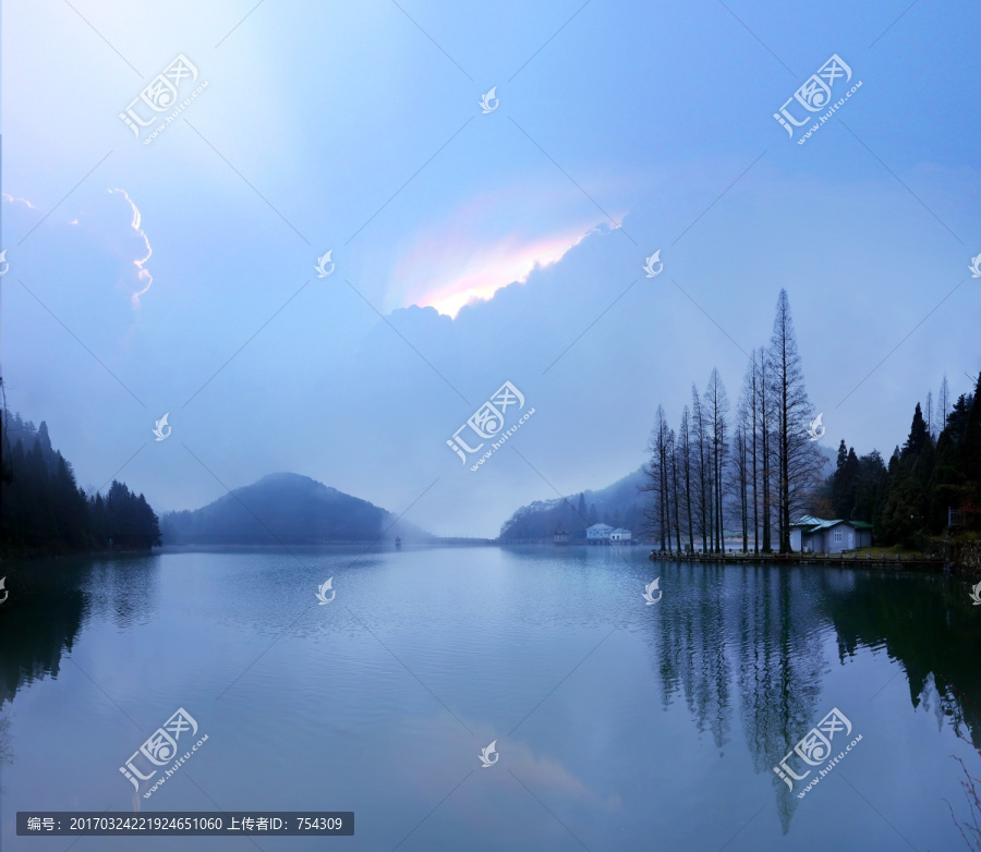 蓝色湖景