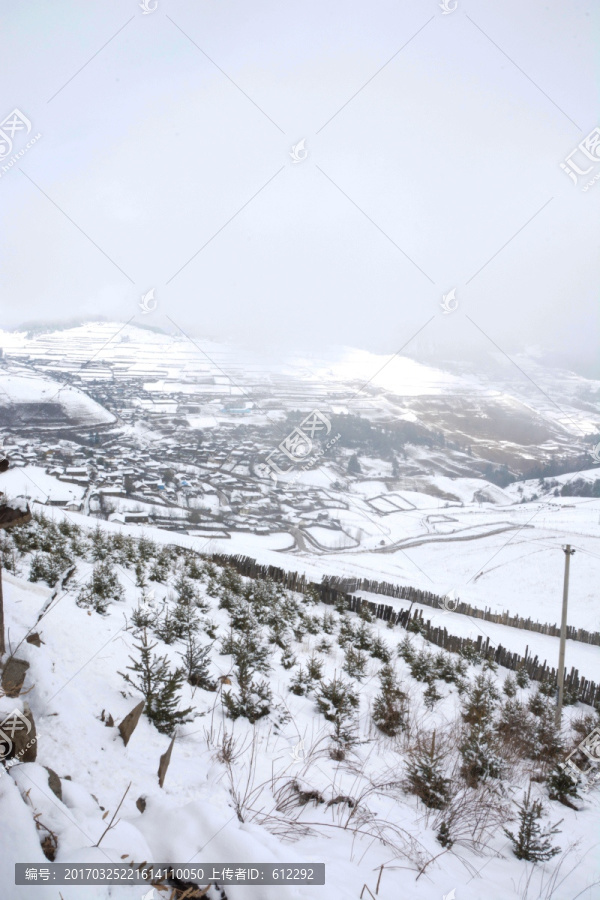 藏民村寨,白雪覆盖