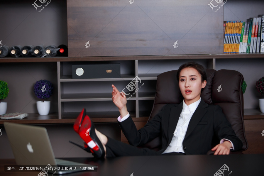 坐在办公椅上说话的女商务人士