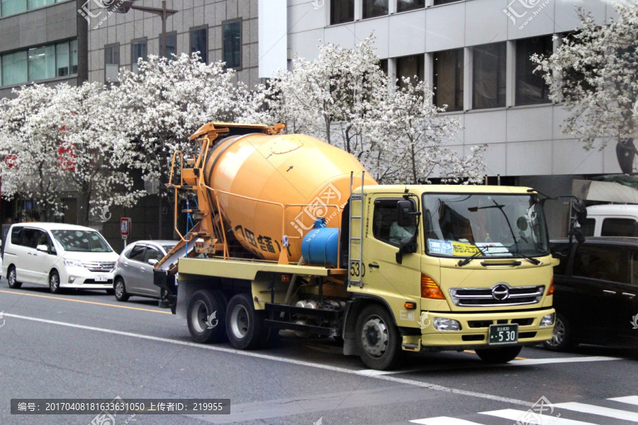 日本东京街景,混凝土搅拌车