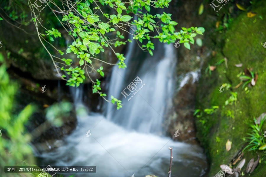 山涧瀑布水流