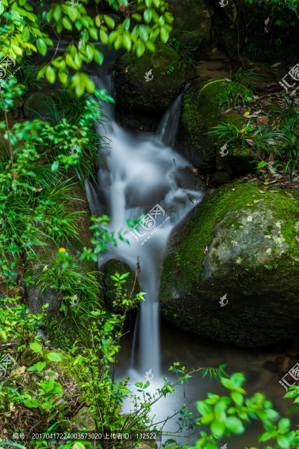 山涧瀑布水流