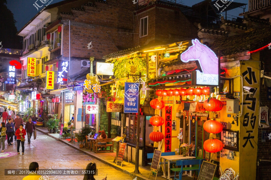 阳朔西街古街中国古镇酒吧街夜景