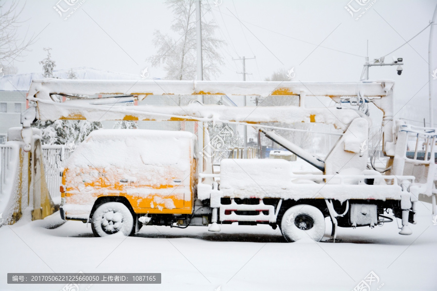 白雪覆盖车辆