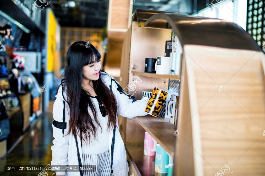 漂亮女孩在超市选购商品