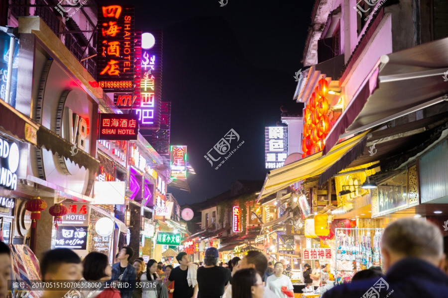 阳朔西街旅游步行街酒吧街夜景