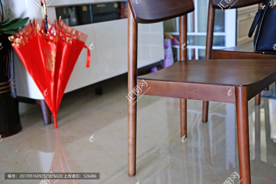 餐桌,红雨伞
