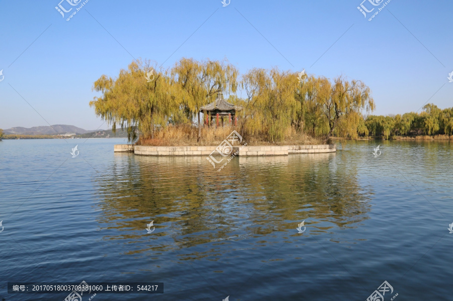 颐和和园昆明明湖的湖心岛秋景