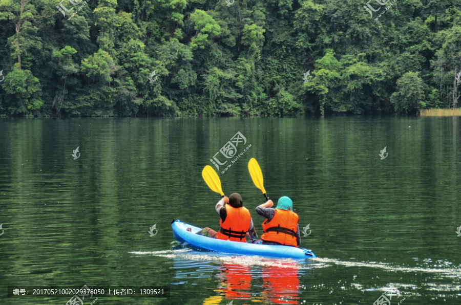 丛林湖泊中的皮划艇