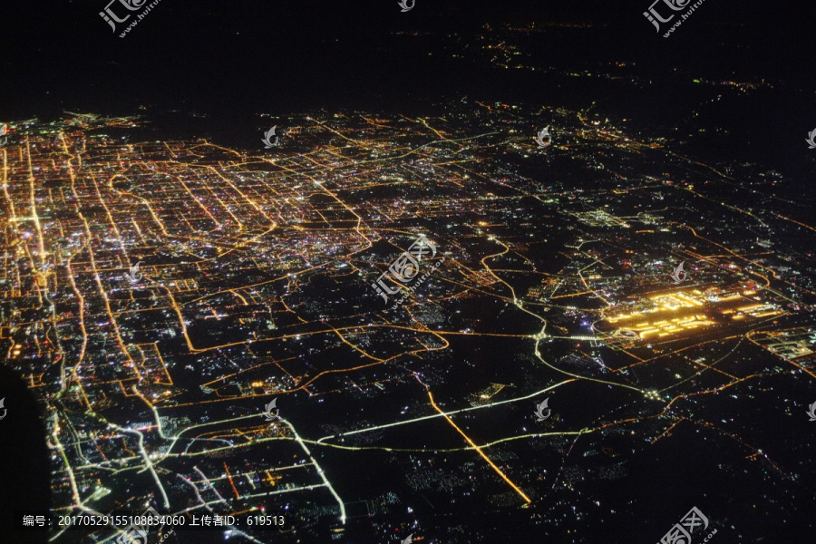 俯瞰北京城区和首都机场夜景