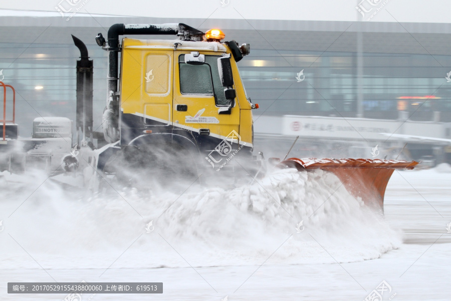 机场扫雪作业,机场除雪