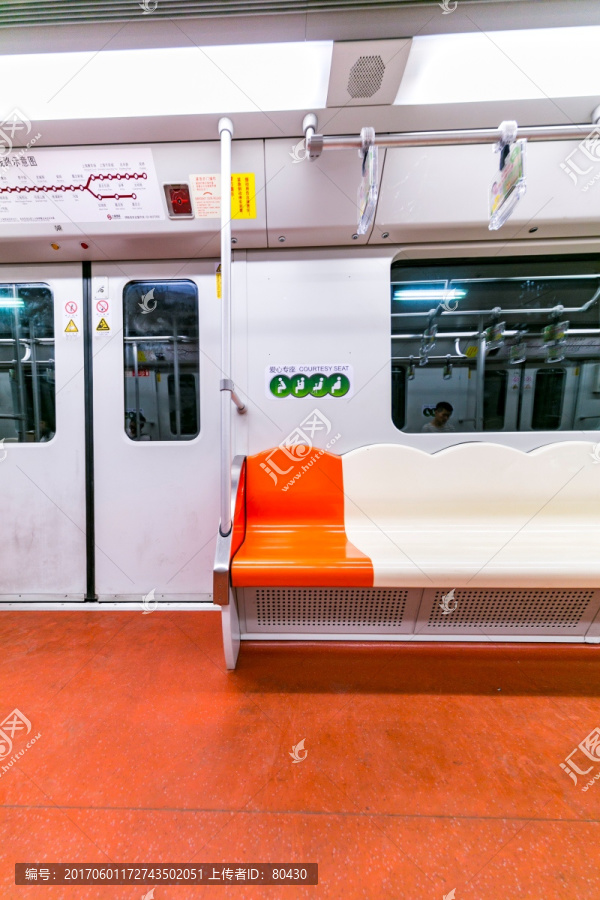 地铁11号线爱心座椅