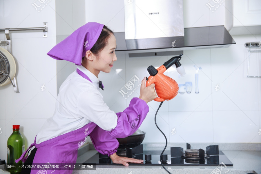 女人使用高温蒸汽清洁机