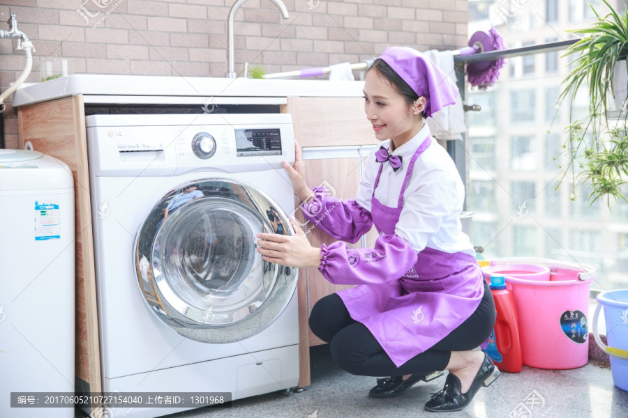 微笑着使用洗衣机的家政女人