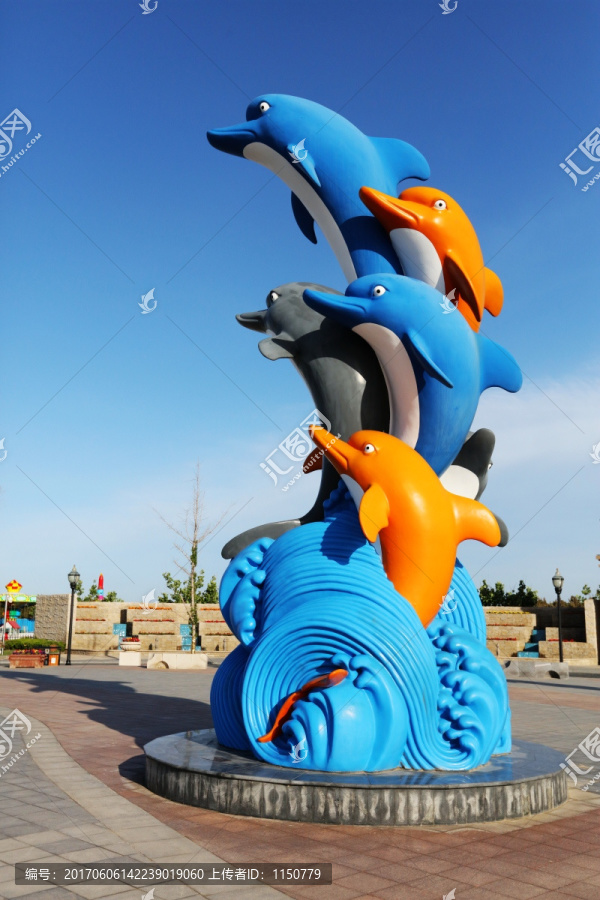 一群海豚雕塑像