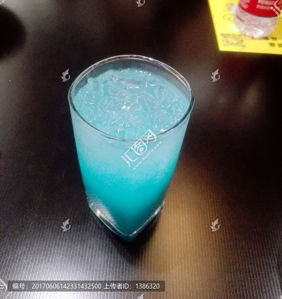 鸡尾酒一杯冰水