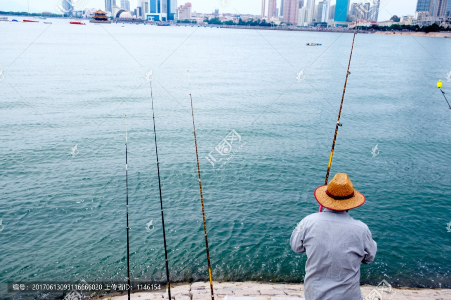 海边钓鱼的老人