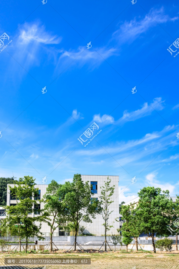 蓝天白云下的现代建筑