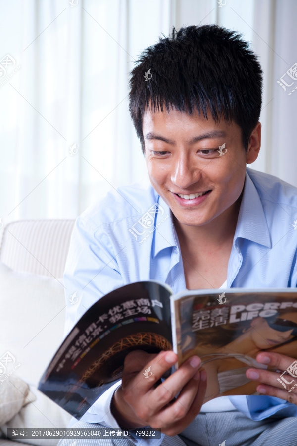 年轻男人看杂志