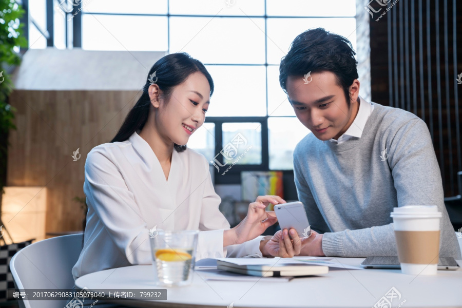 年轻商务人士休闲办公