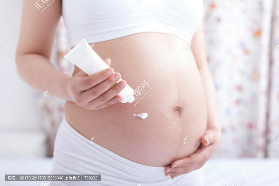 孕妇在肚子上抹乳液