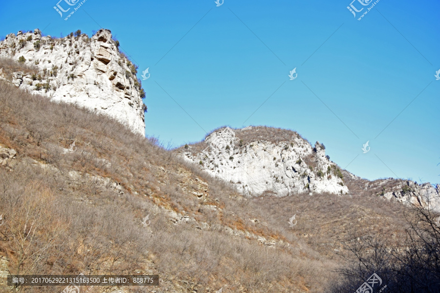 冬天的石头山峰图片