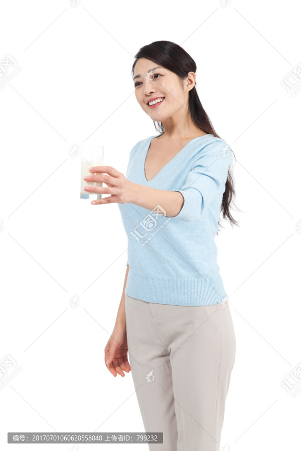 棚拍休闲装年轻女人喝牛奶