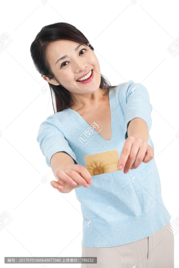 棚拍休闲装年轻女人展示银行卡
