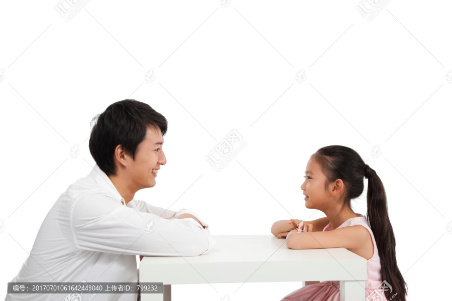 棚拍休闲装年轻父亲和小女孩