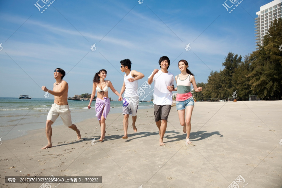 一群年轻人在海边漫步