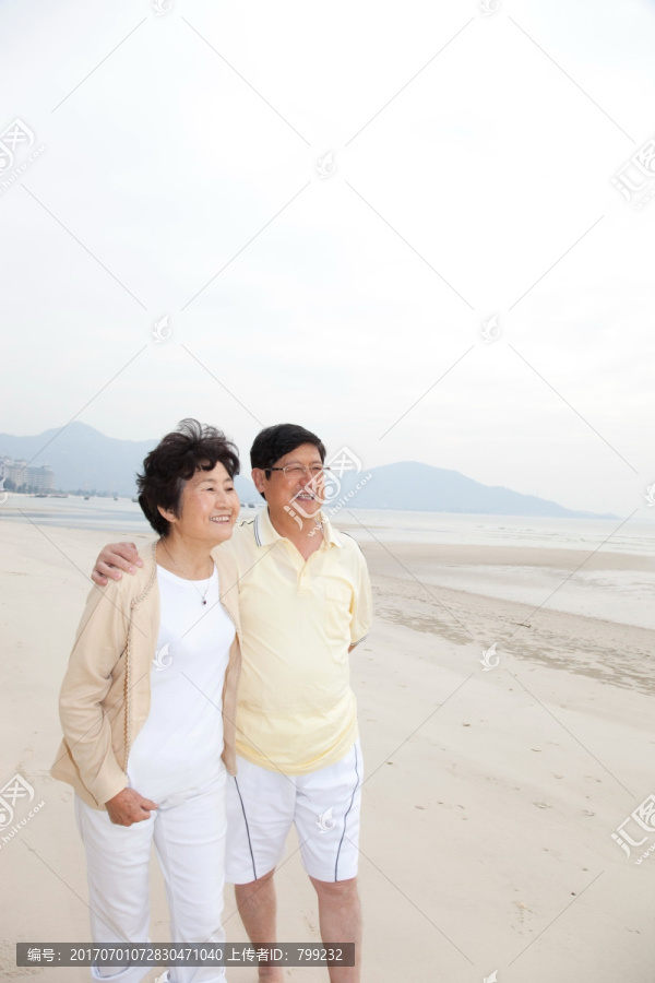 老夫妻在海滨度假