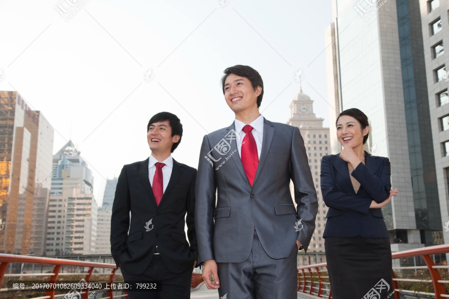 年轻商务男士和女士在办公楼外