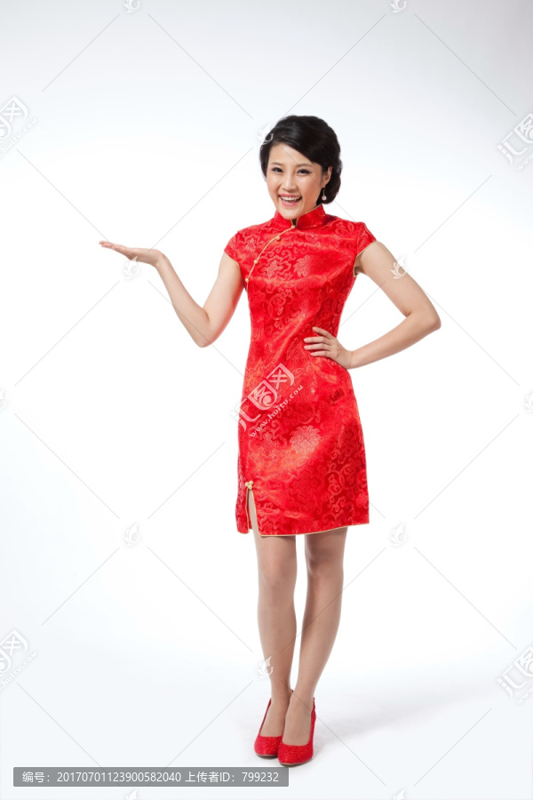 棚拍身穿中国传统服装的年轻女人