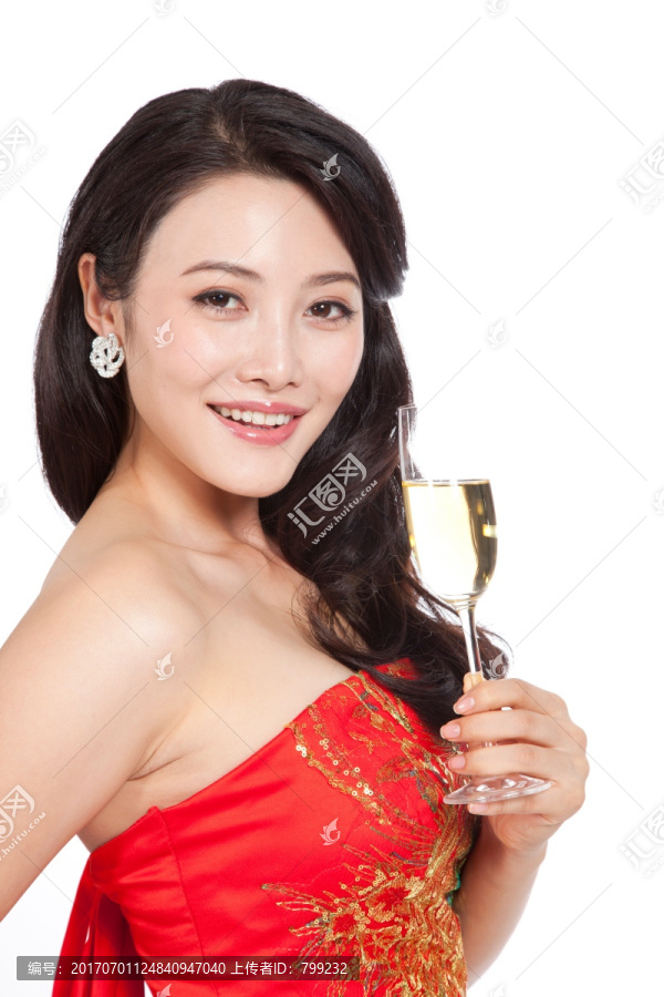 棚拍身穿中国传统服装的年轻女人举杯