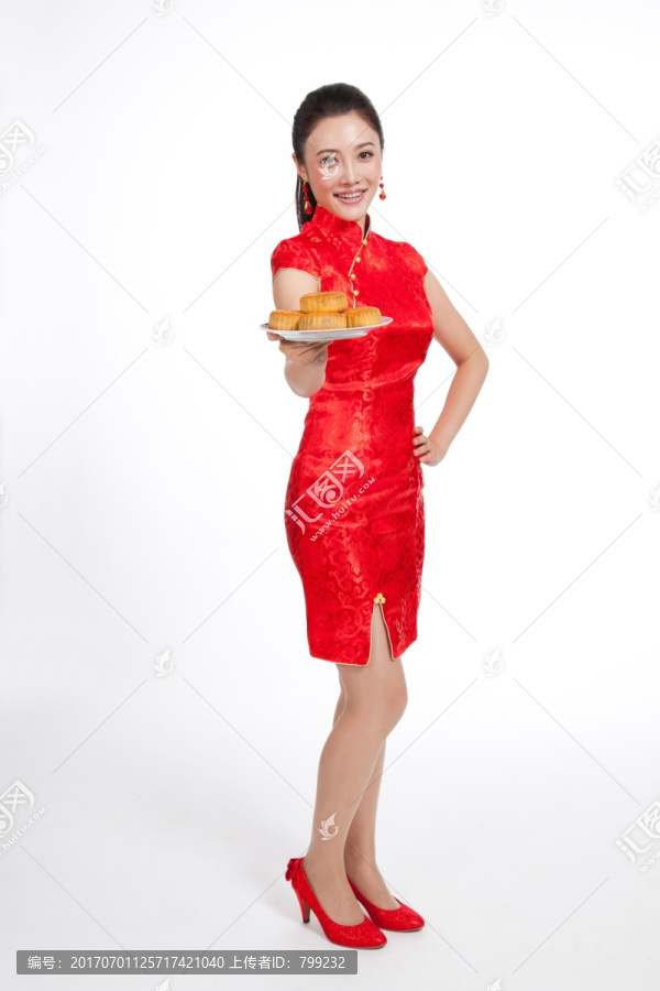 棚拍身穿中国传统服装的年轻女人端月饼