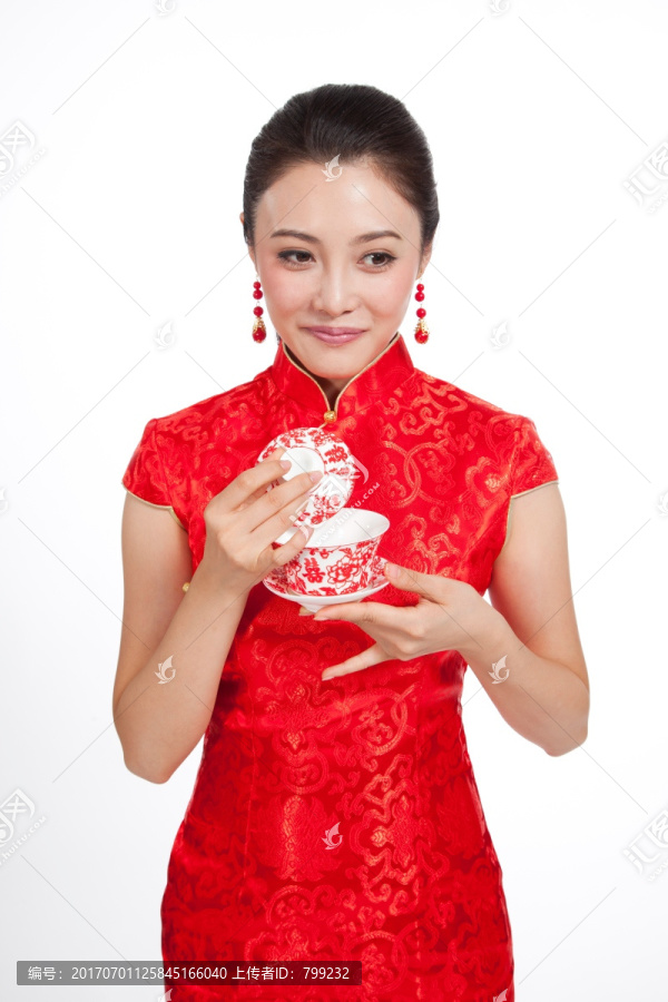 棚拍身穿中国传统服装的年轻女人端茶杯